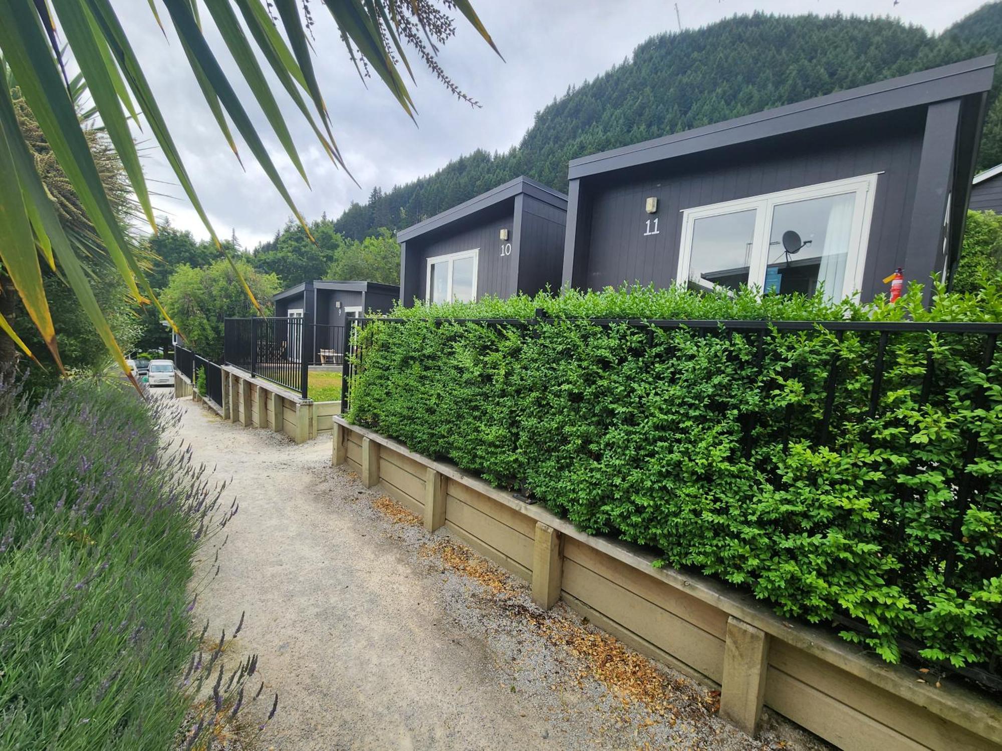 Pinewood Lodge And Apartments Queenstown Exterior photo